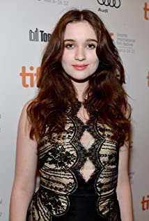 How tall is Alice Englert?